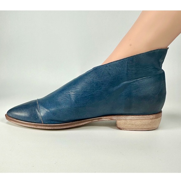 Free People Royale Flat Leather Cut Out Shoe in Indigo - Picture 8 of 16